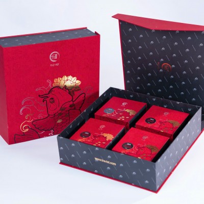 Set quà Trung thu Cá chép chơi trăng -  04 Bánh trung thu và 01 hộp Trà Việt